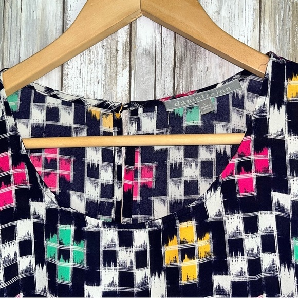 Daniel Rainn Geometric Print Sleeveless Blouse - Picture 4 of 5